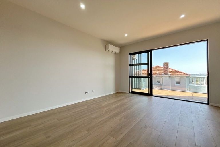 Photo of property in 2/1 Egremont Street, Belmont, Auckland, 0622
