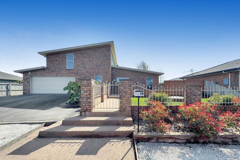 Photo of property in 19 Willowview Drive, Redwood, Christchurch, 8051