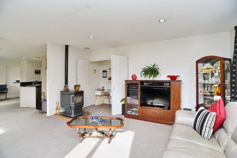 Photo of property in 8 Sheraton Place, Redwood, Christchurch, 8051