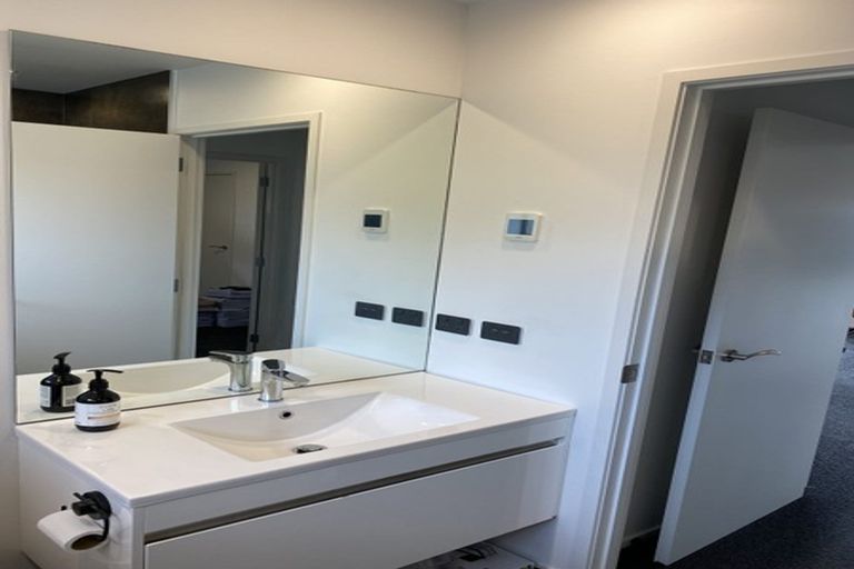 Photo of property in 2/97 Moore Street, Hillcrest, Auckland, 0627