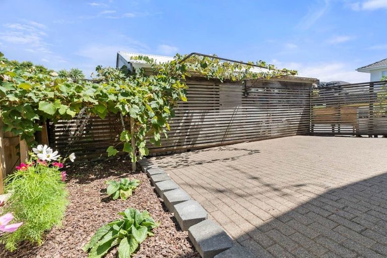 Photo of property in 2/230 East Coast Road, Forrest Hill, Auckland, 0620