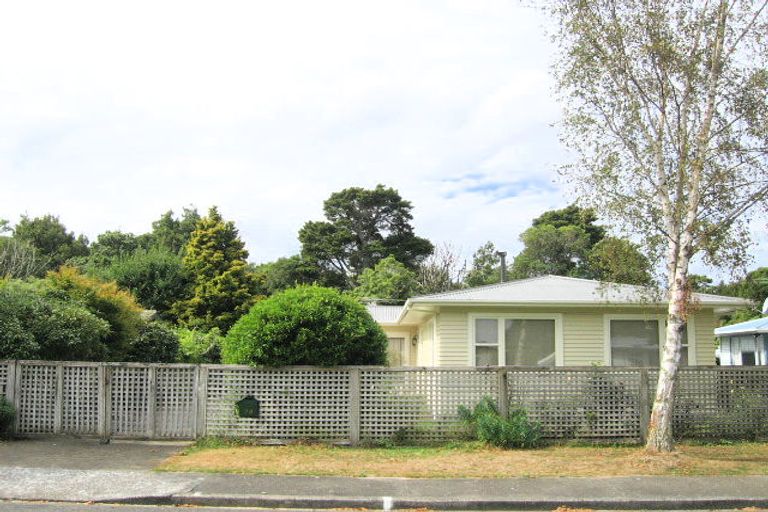 Photo of property in 28 Whirinaki Crescent, Heretaunga, Upper Hutt, 5018