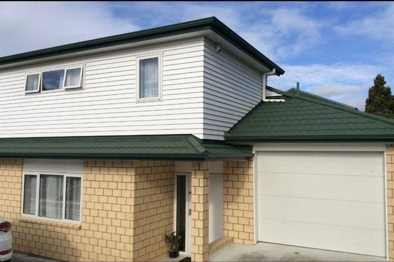 Photo of property in 1/10 School Road, Te Atatu South, Auckland, 0610
