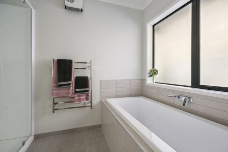 Photo of property in 2 Oakmont Crescent, Waiwhakaiho, New Plymouth, 4312