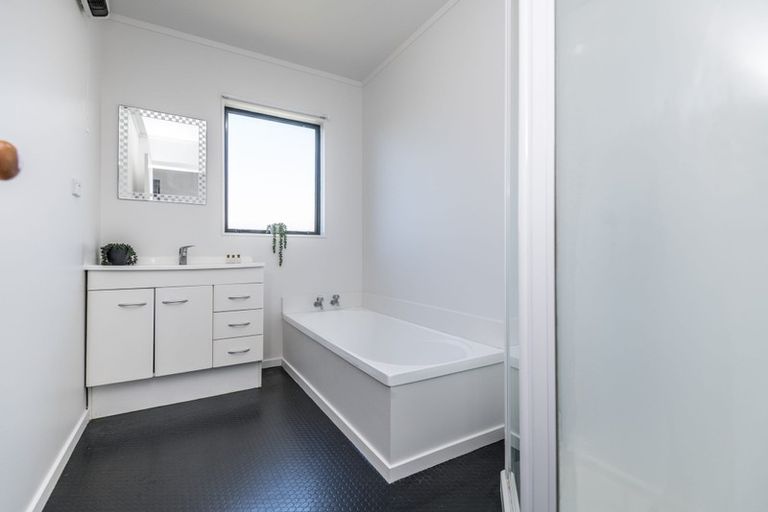 Photo of property in 4 Tobago Crescent, Grenada North, Wellington, 5028