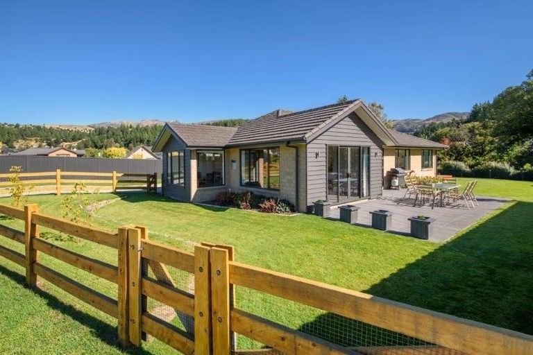 Photo of property in 16 Alice Burn Drive, Luggate, Cromwell, 9383