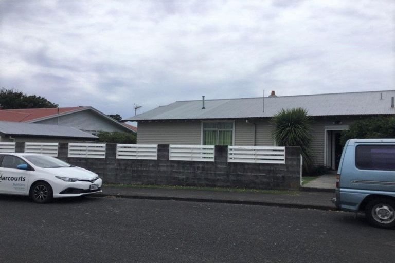 Photo of property in 14 Mangorei Road, Strandon, New Plymouth, 4312
