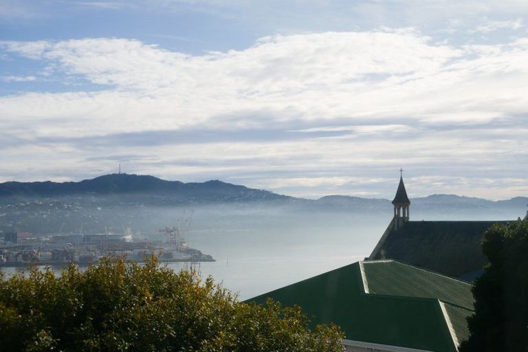 Photo of property in 8 Shannon Street, Mount Victoria, Wellington, 6011