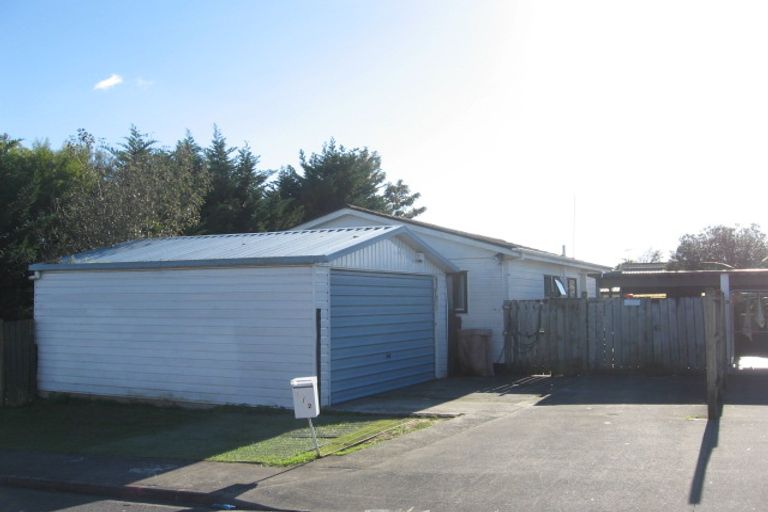 Photo of property in 1/2 Senecio Place, Weymouth, Auckland, 2103