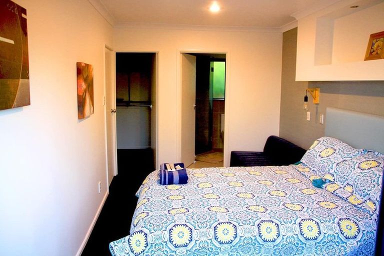 Photo of property in 18 Ravenwood Drive, Forrest Hill, Auckland, 0620