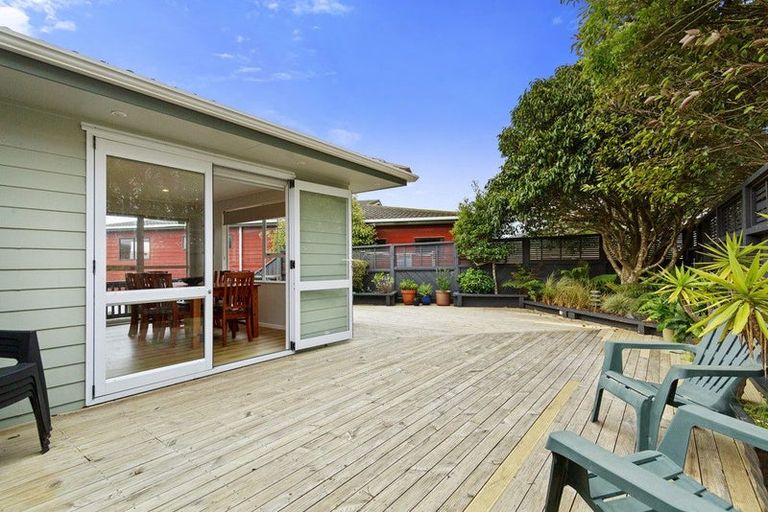 Photo of property in 9 Ordley Grove, Tawa, Wellington, 5028