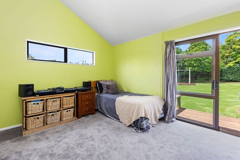 Photo of property in 132 Motu Road, Kumeu, 0891