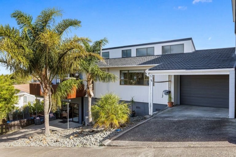 Photo of property in 8a Orewa Heights Crescent, Orewa, 0931