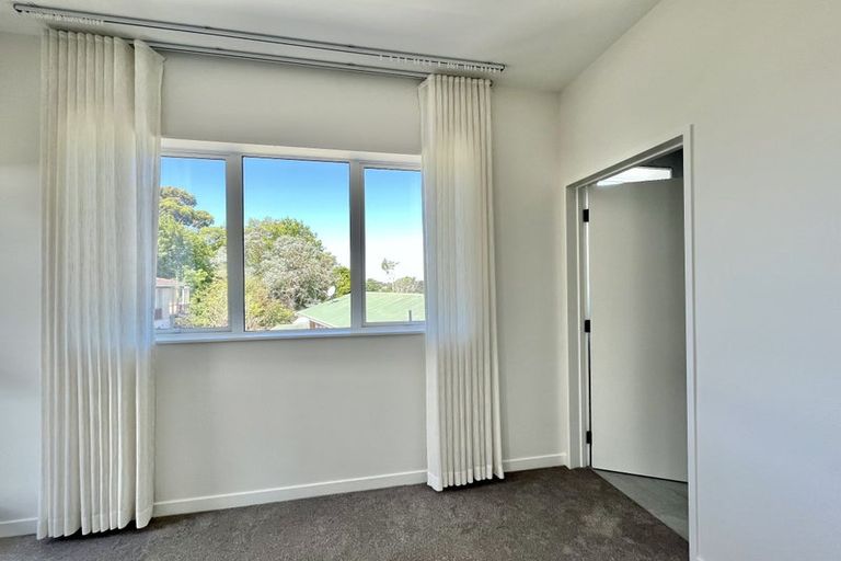 Photo of property in 7b Hanson Place, West Harbour, Auckland, 0618