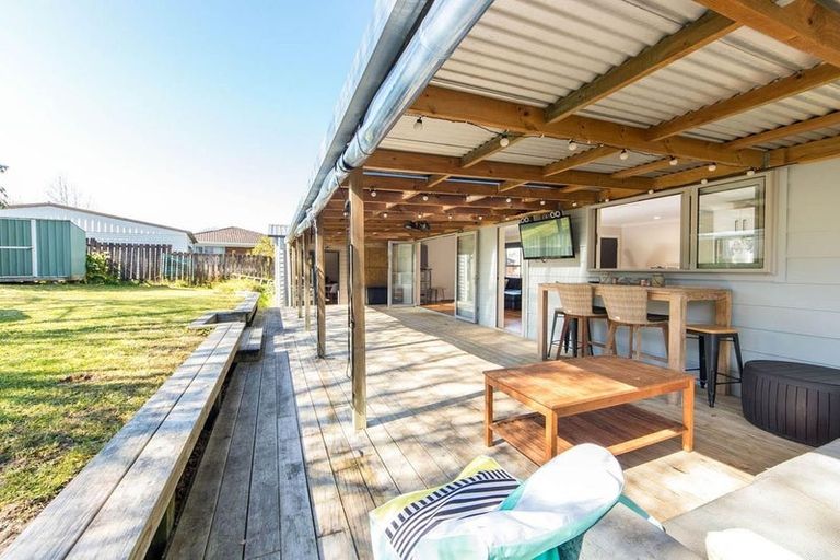 Photo of property in 22 St Catherine Crescent, West Harbour, Auckland, 0618