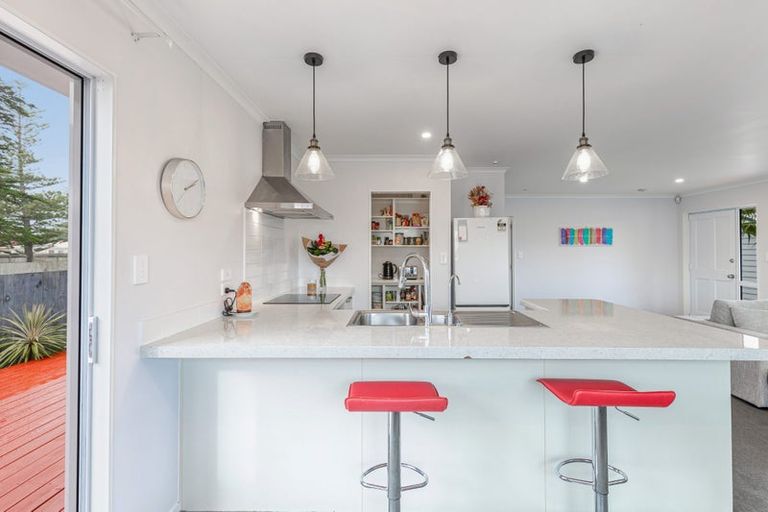 Photo of property in 16 Aitkenhead Court, Parakai, 0830