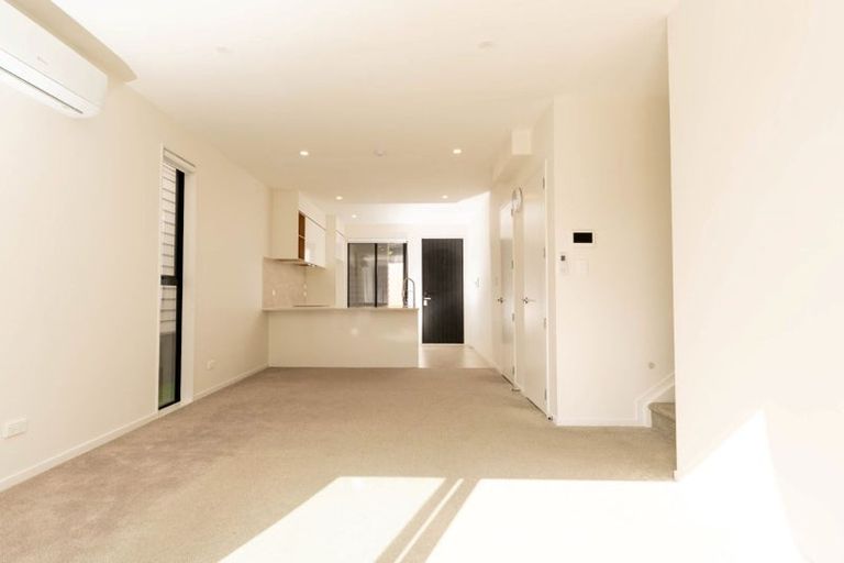 Photo of property in 2/535 Swanson Road, Ranui, Auckland, 0612