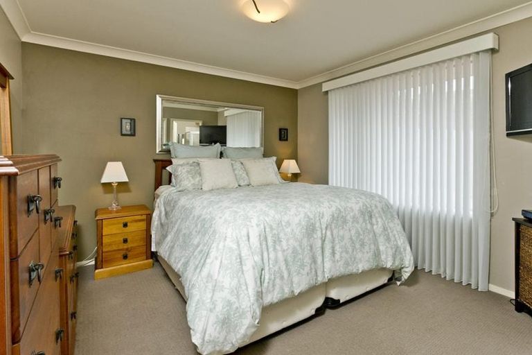 Photo of property in 16 Baulcomb Parade, Windsor Park, Auckland, 0632