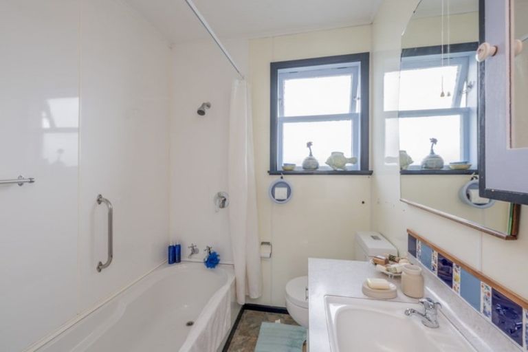 Photo of property in 1 Kings Drive, Levin, 5510