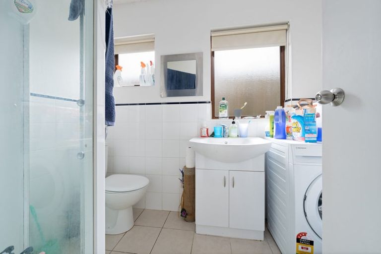 Photo of property in 1 Cron Avenue, Te Atatu South, Auckland, 0610