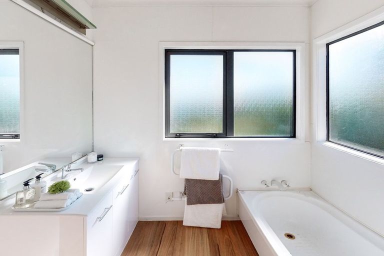 Photo of property in 24 Bennett Grove, Newlands, Wellington, 6037