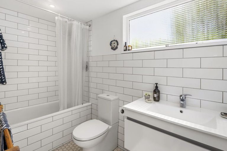 Photo of property in 18 Moir Street, Mount Victoria, Wellington, 6011