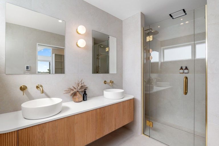 Photo of property in 2/1 The Brae, Mount Pleasant, Christchurch, 8081