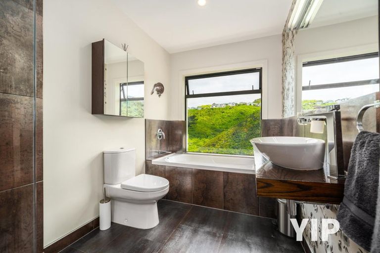 Photo of property in 14 Cromwell Point, Newlands, Wellington, 6037
