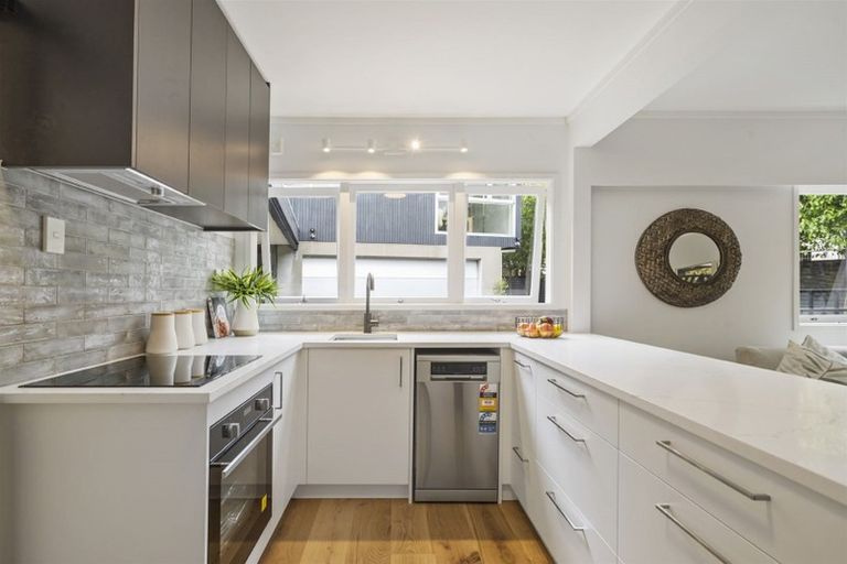 Photo of property in 2/16 Rangitoto Terrace, Milford, Auckland, 0620