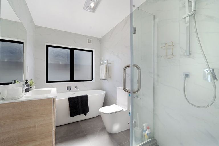 Photo of property in 22b Toru Street, Te Atatu Peninsula, Auckland, 0610