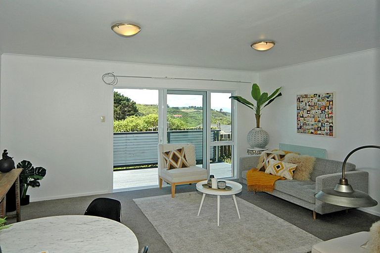 Photo of property in 7c Cheyne Walk, Newlands, Wellington, 6037