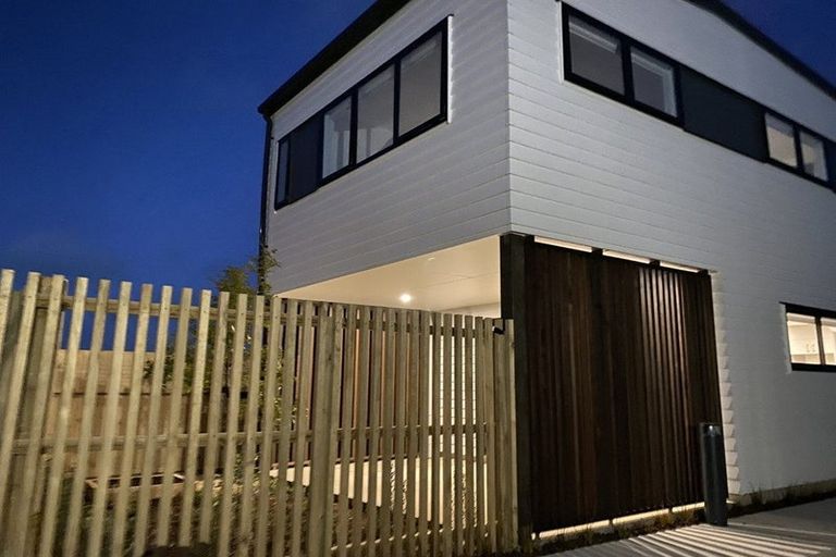 Photo of property in 2/5 Brandon Road, Glen Eden, Auckland, 0602