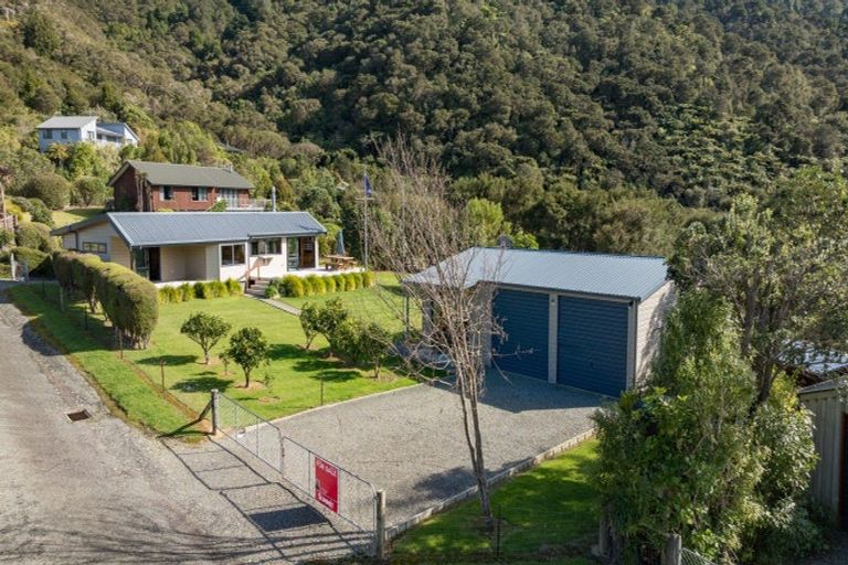 Photo of property in 2 Worlds End Road, Tennyson Inlet, 7195