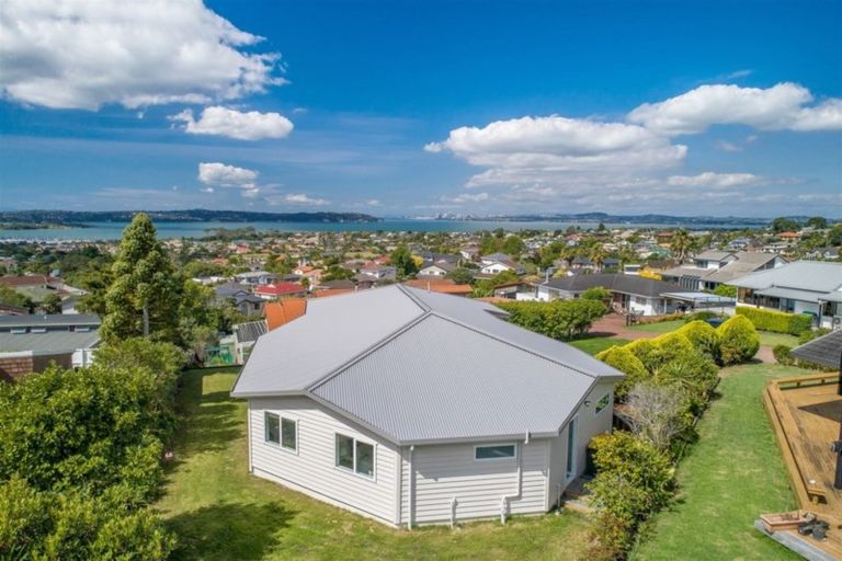 Photo of property in 28a Luckens Road, West Harbour, Auckland, 0618