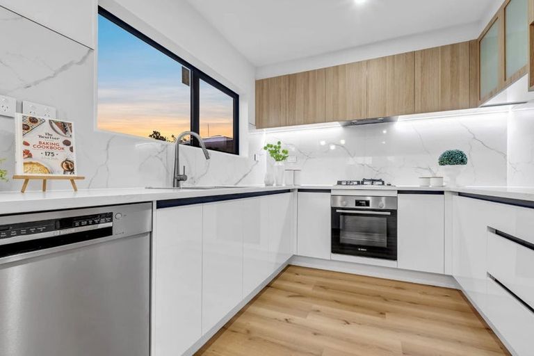 Photo of property in 106b Edgewater Drive, Pakuranga, Auckland, 2010