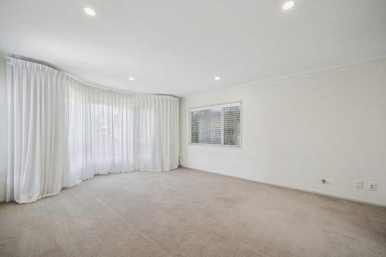 Photo of property in 9 Bennett Grove, Newlands, Wellington, 6037