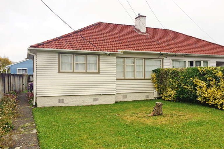 Photo of property in 159 Whites Line East, Waiwhetu, Lower Hutt, 5010