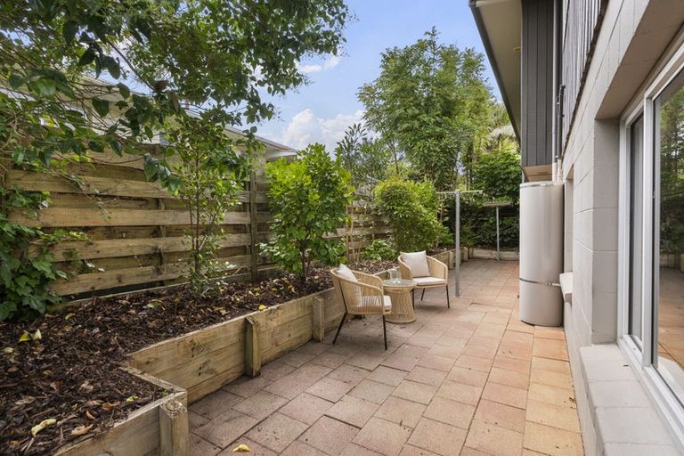 Photo of property in 2/218 East Coast Road, Forrest Hill, Auckland, 0620