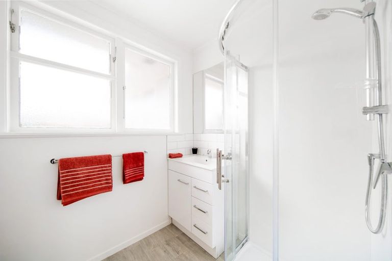 Photo of property in 33 Convair Crescent, Mangere, Auckland, 2022