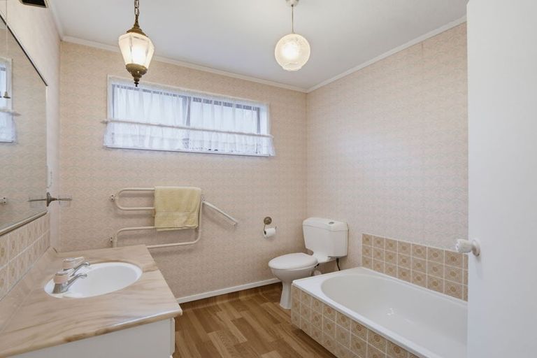 Photo of property in 1/102 Lake Terrace Road, Burwood, Christchurch, 8061