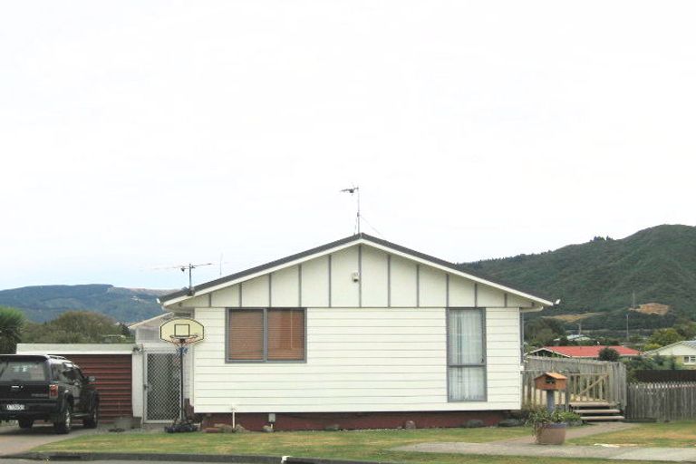 Photo of property in 5 Monarch Grove, Maoribank, Upper Hutt, 5018