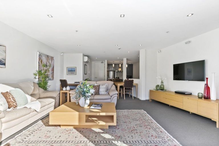 Photo of property in Portal Apartments, 2e/42 Cable Street, Te Aro, Wellington, 6011