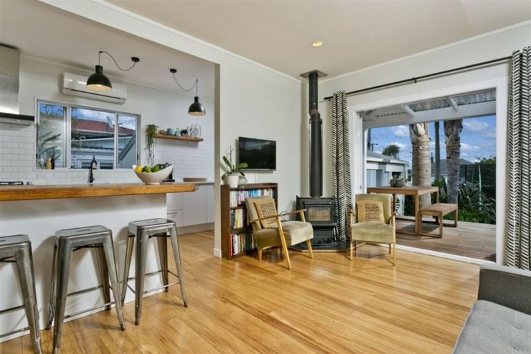 Photo of property in 2/98 Eversleigh Road, Belmont, Auckland, 0622