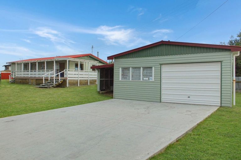 Photo of property in 24 Hall Place, Foxton Beach, Foxton, 4815