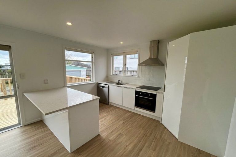 Photo of property in 6 Hurley Place, Kelston, Auckland, 0602