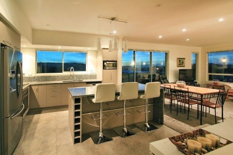 Photo of property in 10 Hollyford Place, Aotea, Porirua, 5024