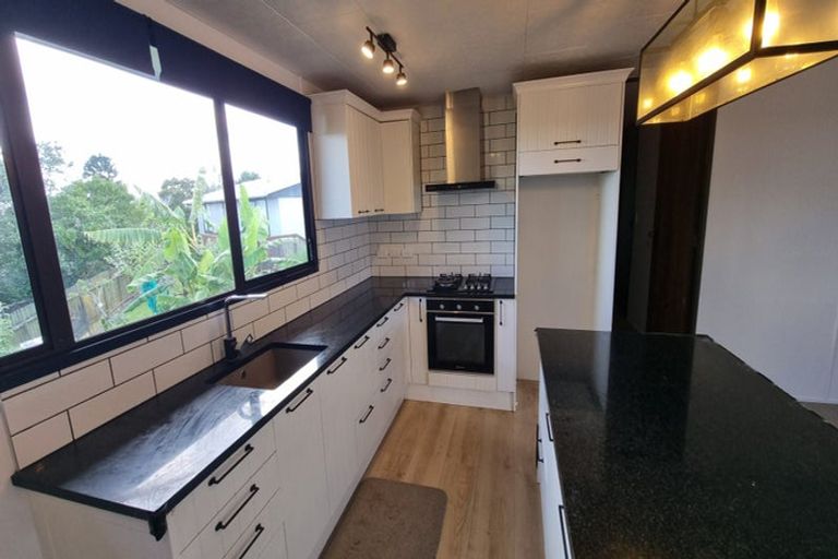 Photo of property in 2/15 Cyril Crescent, West Harbour, Auckland, 0618