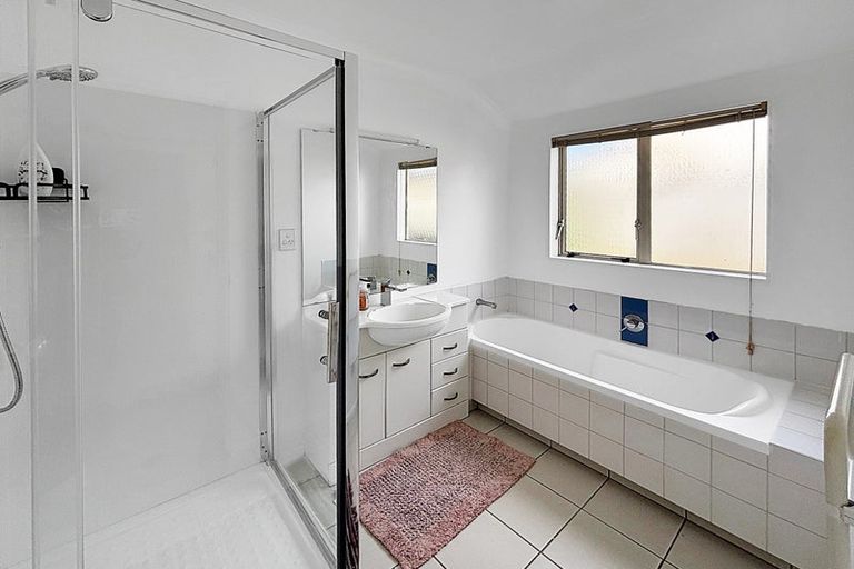 Photo of property in 60 Magic Way, Randwick Park, Auckland, 2105