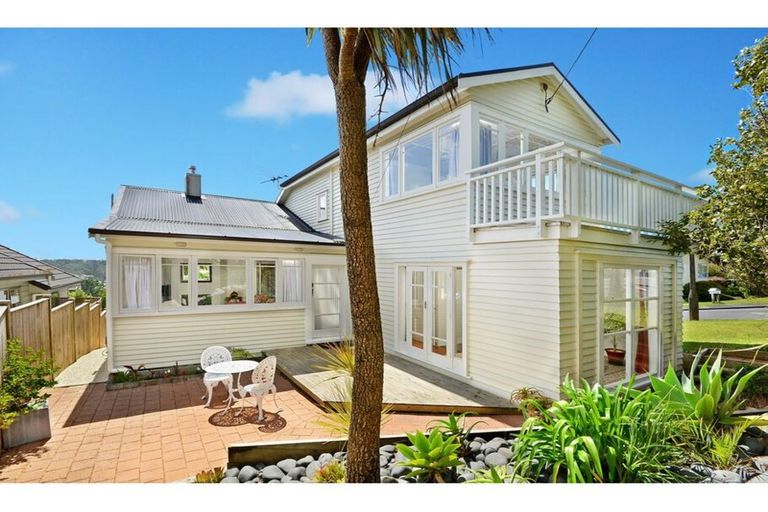 Photo of property in 328 Glenfield Road, Glenfield, Auckland, 0629