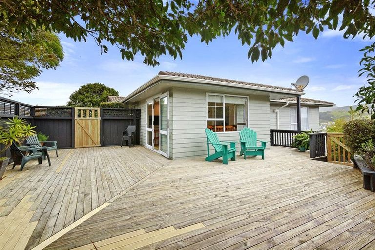 Photo of property in 9 Ordley Grove, Tawa, Wellington, 5028